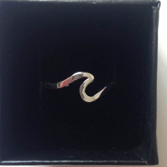 NWT 925 Silver Beachy Wave Ring - Picture 4 of 4